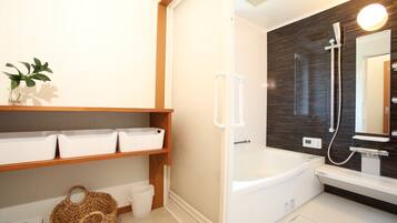 Basic Cottage | Bathroom