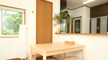 Basic Cottage | Dining room