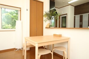 Basic Cottage | Dining room