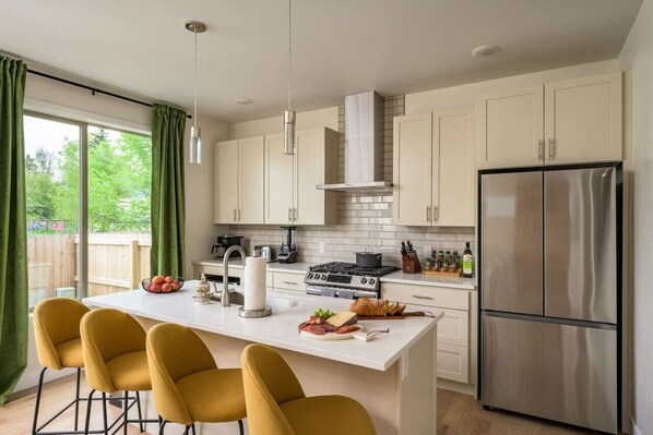 Køleskab, mikrobølgeovn, ovn, kogeplade