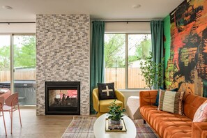 Télévision, cheminée, baby-foot, livres