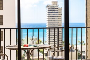 Outdoor dining - NEWLY Remodeled 19Fl Ocean Views, Steps to Beach! (Honolulu)