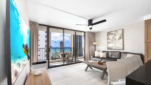 Una habitación de hotel moderna con balcón, zona de comedor y sala de estar.