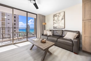 Smart TV - NEWLY Remodeled 19Fl Ocean Views, Steps to Beach! (Honolulu)