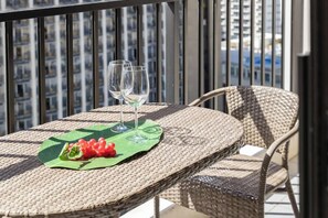 Outdoor dining - 19th-floor condo w/ lanai, pool & beach access (Honolulu)