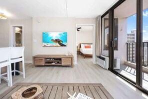 1 bedroom, iron/ironing board, free WiFi, bed sheets - 19th-floor condo w/ lanai, pool & beach access (Honolulu)