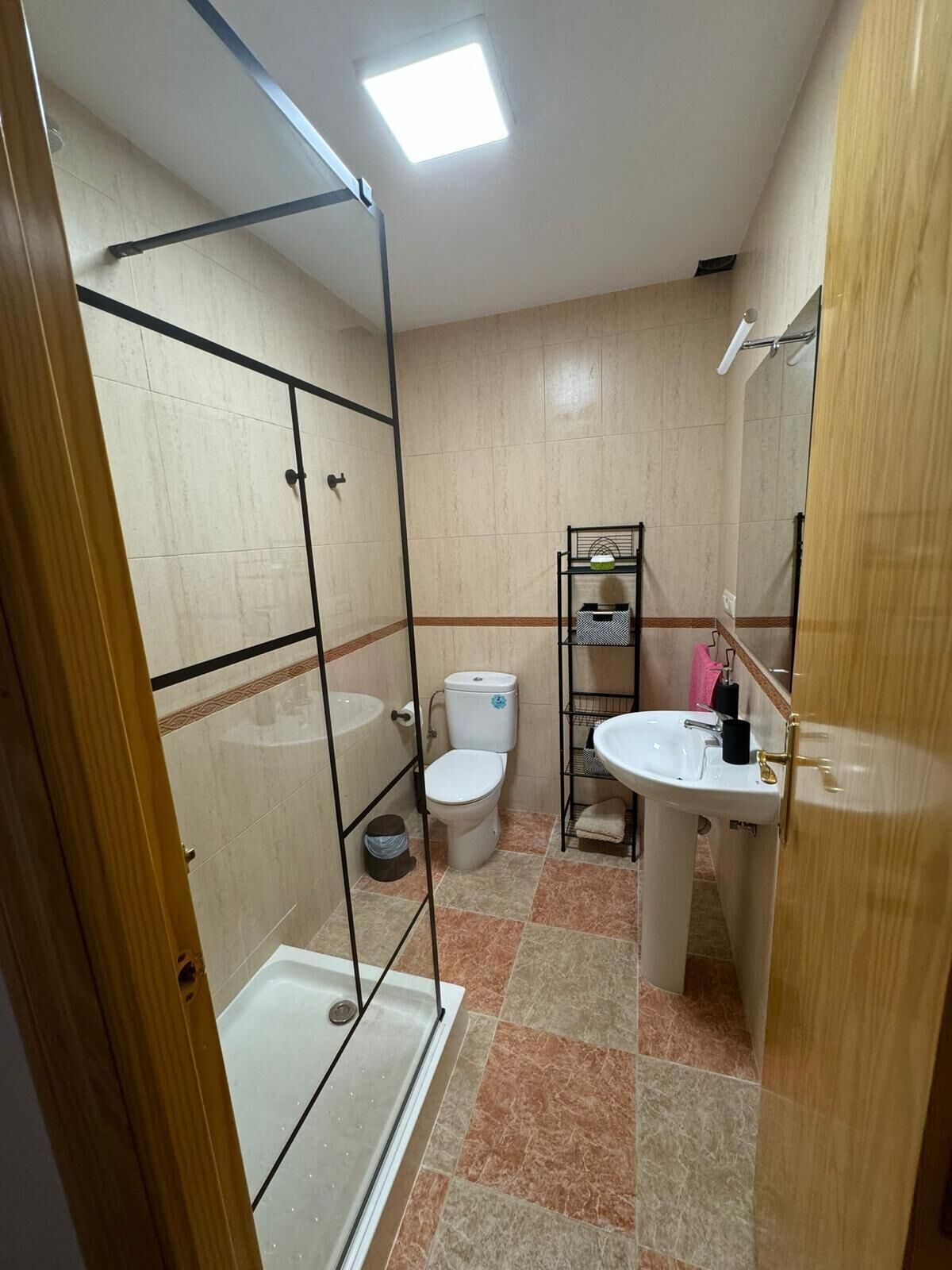 Een haardroger, handdoeken