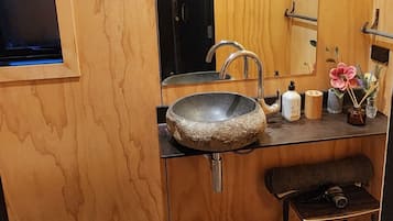 Chuveiro, secador de cabelo, toalhas de banho, sabonete