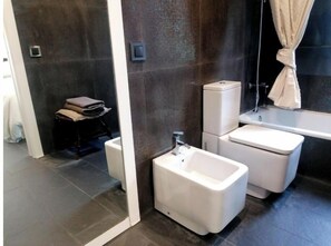 Hårtørrer, bidet, håndklæder, Sæbe