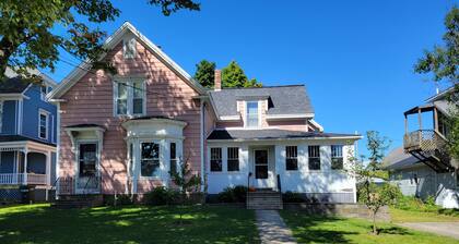 Pretty old house in Newport with WiFi