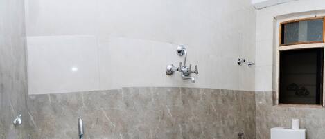 Ein Badezimmer mit Waschbecken, Toilette und Dusche.