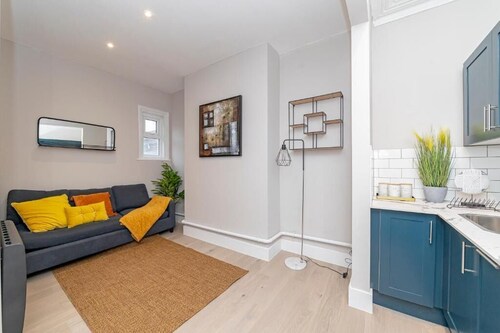 Brighton train station 3 Bedroom Flat BN116ALON