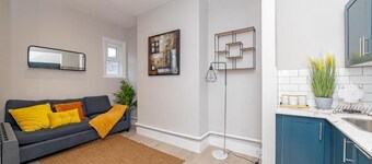 Brighton train station 3 Bedroom Flat BN116ALON