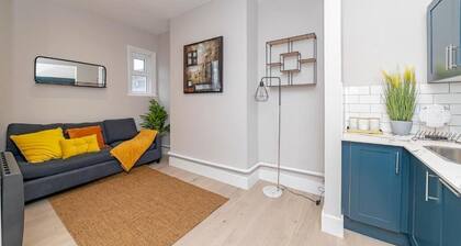 Brighton train station 3 Bedroom Flat BN116ALON