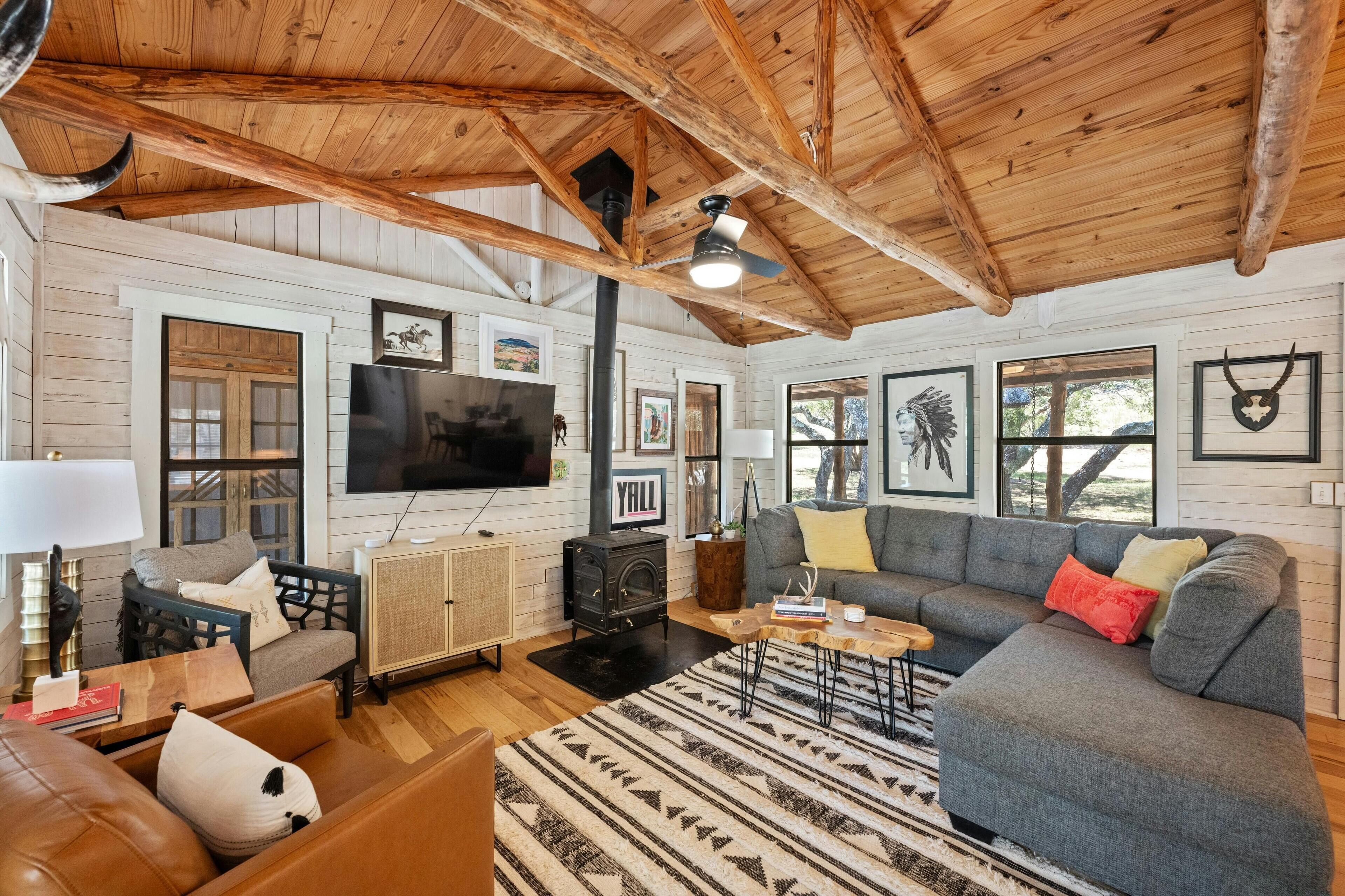 25 Acres of Pristine Hill Country w/ creek! Near Wineries and Pet Friendly - Cedar Creek Retreat