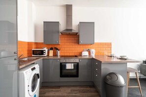 Geladeira, micro-ondas, fogão, cooktop