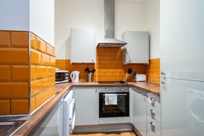 Kylskåp, mikrovågsugn, ugn och spishäll