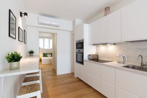 標準公寓 | 私人廚房 | 電冰箱、微波爐、烤箱、爐台