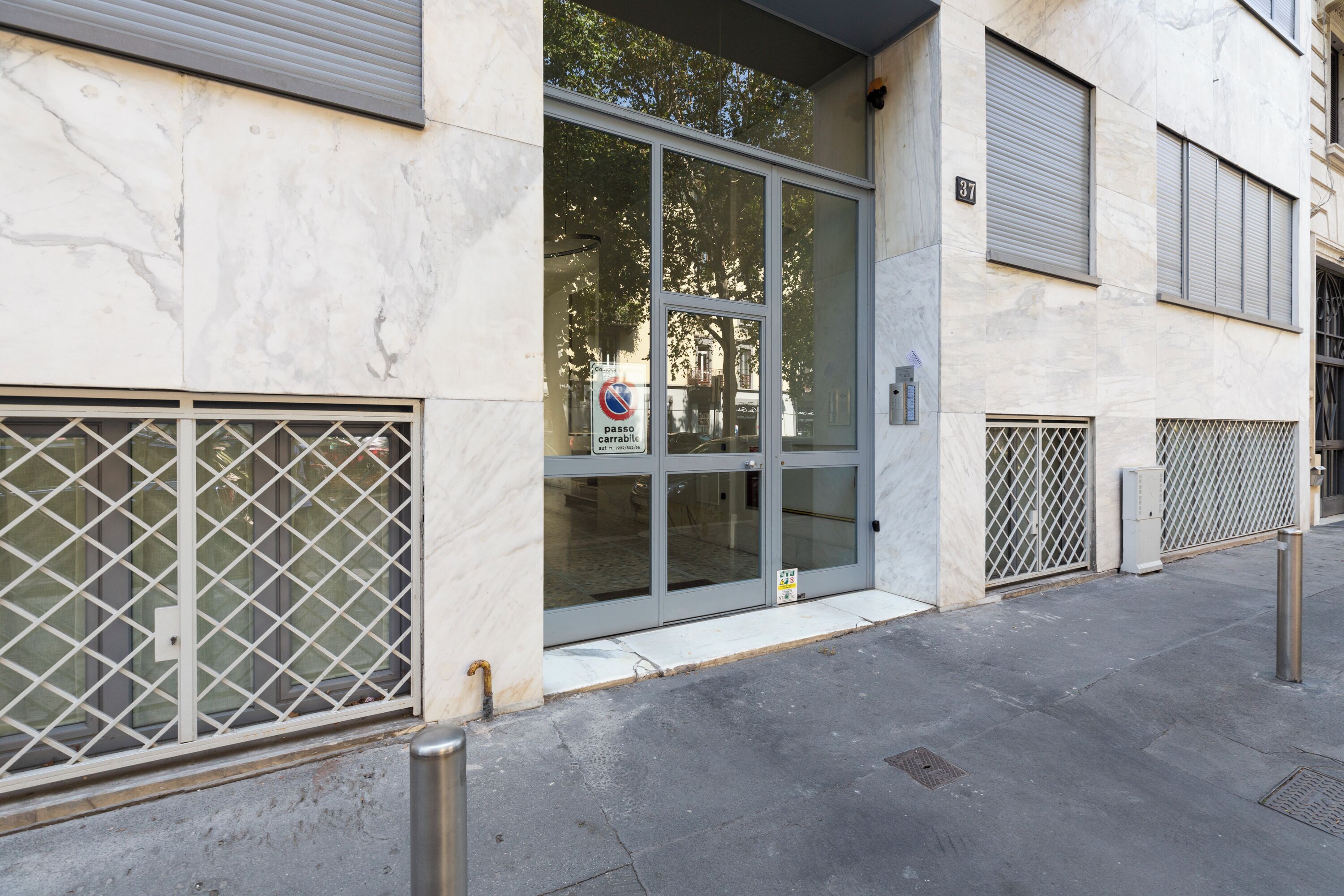 Pintu masuk properti