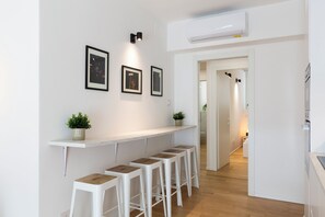 標準公寓 | 私人廚房 | 電冰箱、微波爐、烤箱、爐台