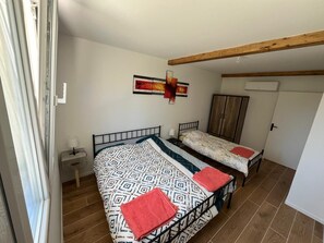 6 bedrooms, travel crib, free WiFi, bed sheets