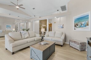 Smart TV, fireplace, video games - Gorgeous, Gulf Access canal, Heated Pool, Kayaks, Bicycles - Villa Mango - Roelens (Cape Coral)