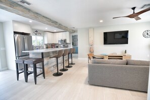 Een koelkast, een microgolfoven, een oven, een kookplaat