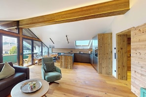 TV, books, stereo - Chalet Alpenflair - Luxurious panoramic apartment for up to 4 people (Garmisch-Partenkirchen)