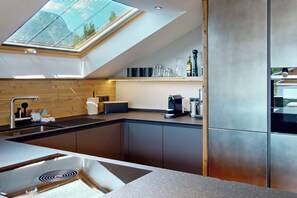 Kjøleskap, ovn, kokeplater og oppvaskmaskin