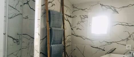 Douche, sèche-cheveux, serviettes fournies, papier toilette