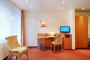 Comfort Quadruple Room | Interior - Hotel Herzog (Hamm)