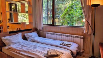 1 slaapkamer, een strijkplank/strijkijzer, gratis wifi, beddengoed