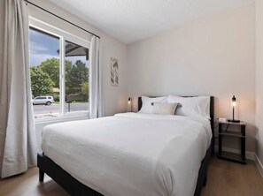 5 chambres, bureau, fer et planche à repasser, lit parapluie