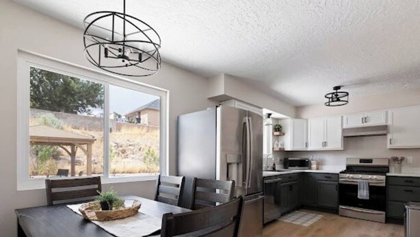 Una cocina moderna con comedor, ventanas amplias y vistas al exterior.