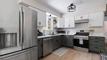 KĂŒhlschrank, Mikrowelle, Ofen, Herdplatte