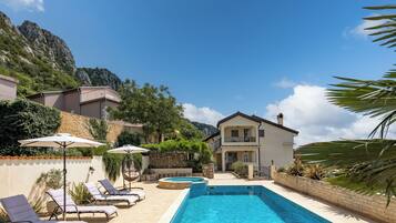 Piscina all'aperto, una piscina riscaldata