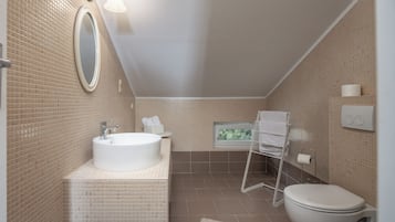 Casa familiare, camere multiple, lato montagna (Villa Anna With Private Pool And) | Bagno | Doccia, asciugacapelli, asciugamani, sapone