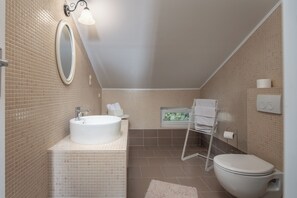 บ้านพักสำหรับครอบครัว, หลายห้องนอน, ติดภูเขา (Villa Anna With Private Pool And) | ห้องน้ำ | ฝักบัว, ไดร์เป่าผม, ผ้าเช็ดตัว, สบู่