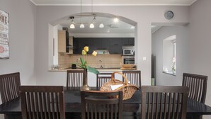Familiehus, 4 soverom, balkong, ved fjell (Villa Anna With Private Pool And) | Spiseområde