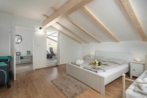 4 bedrooms, iron/ironing board, free WiFi, bed sheets