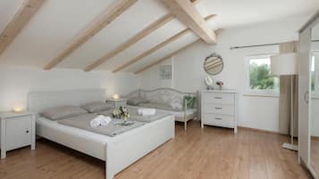 Casa familiare, camere multiple, lato montagna (Villa Anna With Private Pool And) | 4 camere, ferro/asse da stiro, Wi-Fi gratuito, lenzuola