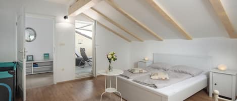 Perhetalo, useita makuuhuoneita, vuorten lähellä (Villa Anna With Private Pool And) | 4 makuuhuonetta, silitysrauta/-lauta, ilmainen Wi-Fi, vuodevaatteet
