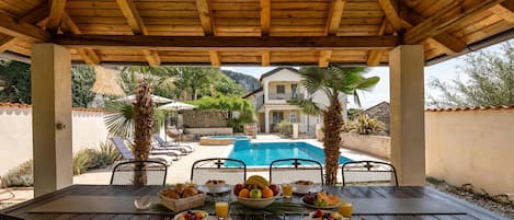 屋外ダイニングエリア