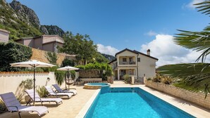 Familiehus, 4 soverom, balkong, ved fjell (Villa Anna With Private Pool And) | Basseng | Utendørsbasseng