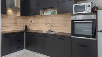 Frigorifero, microonde, forno, piano cottura