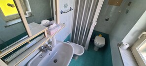 Ducha, secador de pelo, bidet, toallas