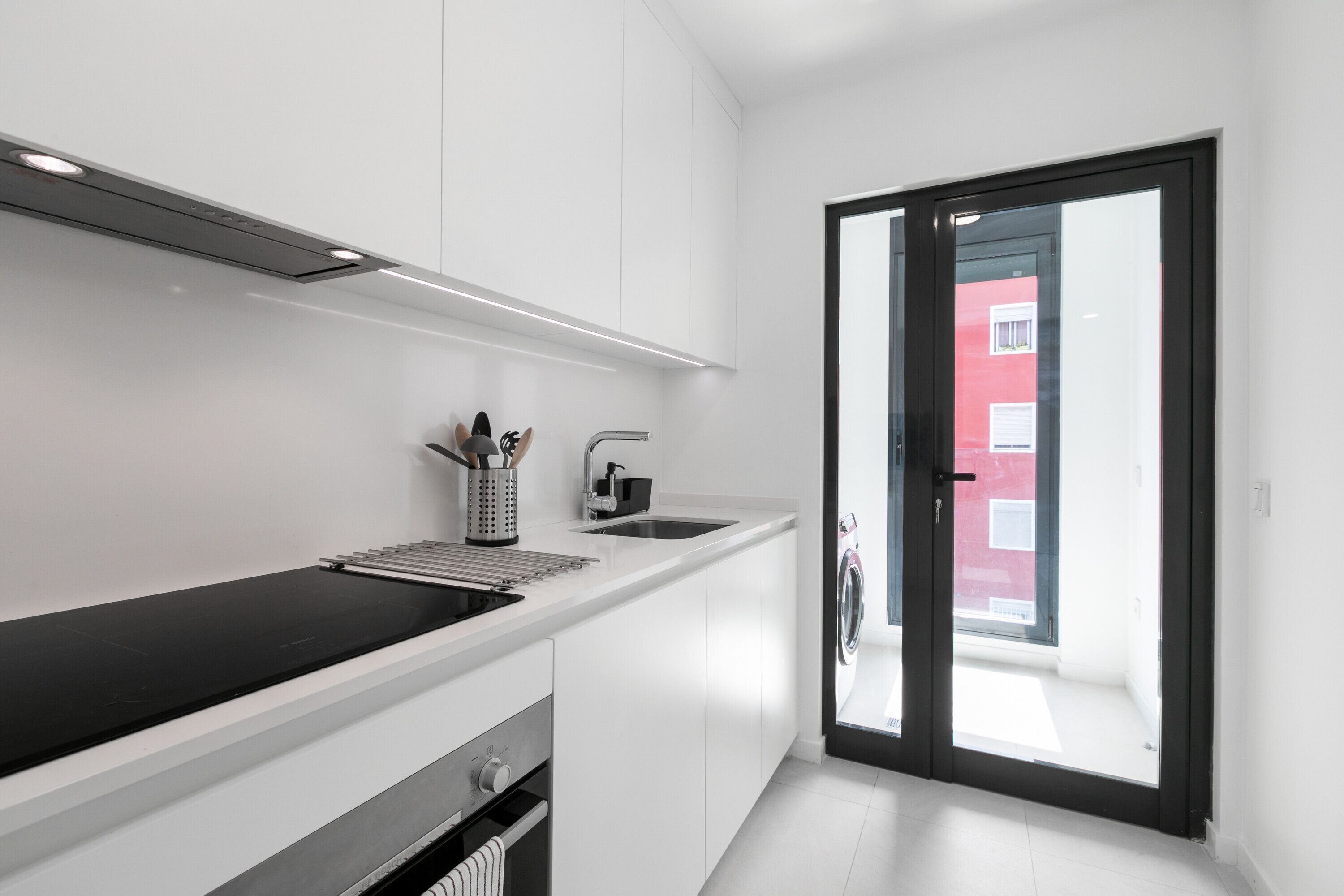 Frigorifero, microonde, forno, piano cottura