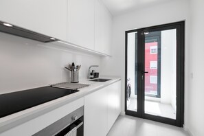 Frigorifero, microonde, forno, piano cottura