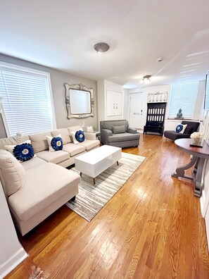 Smart TV - Charming 3-bedroom 1.5 bth apartment steps from train to NYC in lovely Montclair (Montclair)