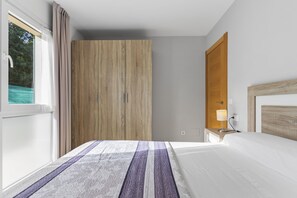 2 bedrooms, bed sheets